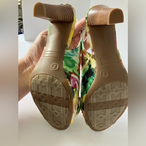 Etienne Aigner Women’s Peep Toe Slingback Heels, Size 7M, Floral Fabric. - Picture 5 of 7